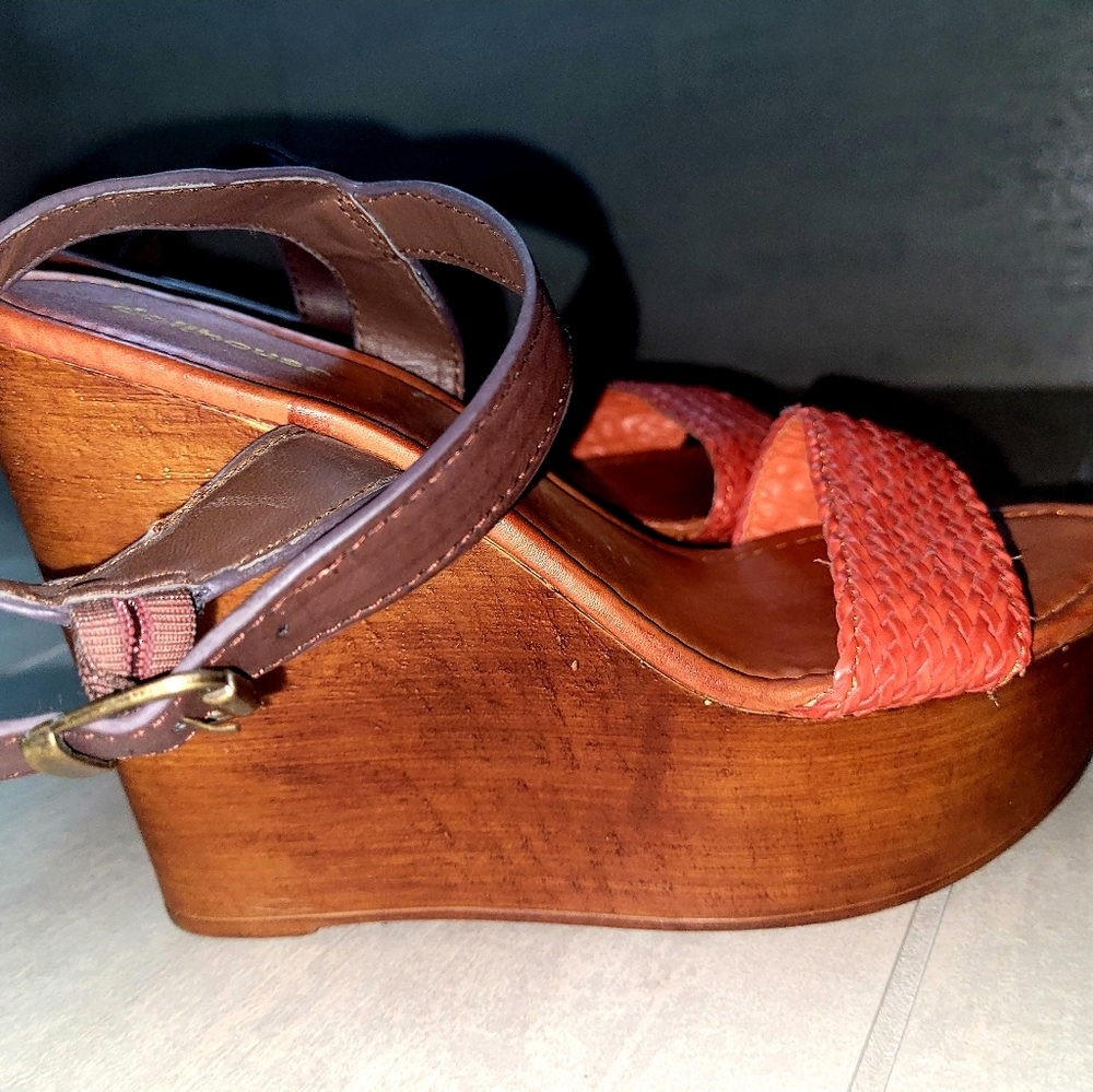 Dollhouse wedges